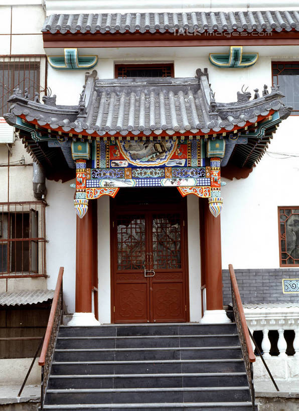 无人,故宫,竖图,室外,白天,正面,旅游,度假,绘画,名胜古迹,楼梯,门,标志建筑,地标,建筑,北京,中国,亚洲,阴影,遗迹,艺术,装饰,光线,瓦片,影子,阶梯,墙,屋顶,院子,首都,顶棚,瓦,古迹,文化,文物,娱乐,建设,古建筑,壁画,墙壁,墙面,台阶,阳光,门框,紫禁城,享受,休闲,旅游胜地,放松,建造,华丽,修饰,点缀,四合院,古文明,东亚,屋瓦,中华人民共和国,东城区,北京市,京,北平,华北地区,衬托,美观,雅致,雅观,画画,彩图,故宫博物院,北京紫禁城,北京故宫,szzm1