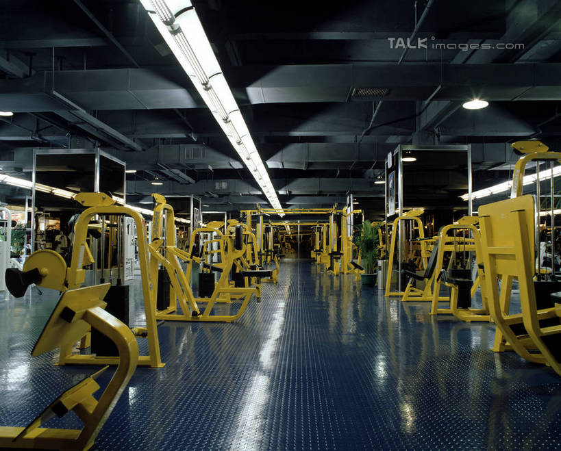 无人,健身房,横图,室内,白天,正面,锻炼,运动,天花板,一排,许多,阴影,整齐,并列,并排,光线,影子,走道,走廊,过道,灯光,很多,排列,队列,平行,举重机,举重床,体育,彩图,健身,健身馆,szzm1