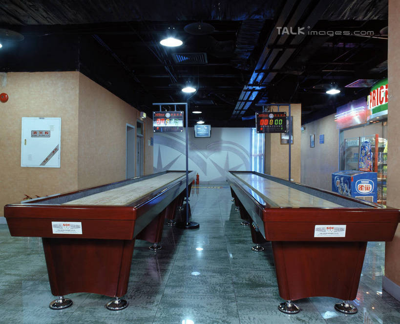 无人,横图,室内,白天,正面,照明,阴影,光线,瓷砖,地砖,电器,影子,冰箱,灯光,地面,运动器械,冷冻,顶灯,冷柜,灯,灯具,冷藏柜,健身器械,冷藏,储藏,照亮,家电,家用电器,照明设备,健身器材,沙狐球,保鲜,沙壶球,彩图,运动器材,szzm1