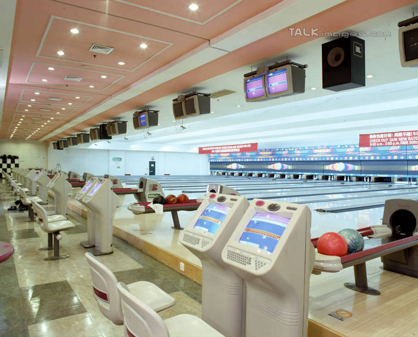 无人,横图,室内,白天,正面,锻炼,运动,保龄球,照明,阴影,光线,影子,灯光,保龄球馆,保龄球瓶,速度,娱乐,运动器械,球道,顶灯,灯,灯具,健身器械,力量,平衡,技巧,协调,照亮,照明设备,健身器材,灵敏,球馆,柔韧,趣味,耐力,抗争,球瓶,保龄球道,指孔,体育,地滚球,彩图,健身,运动器材,szzm1