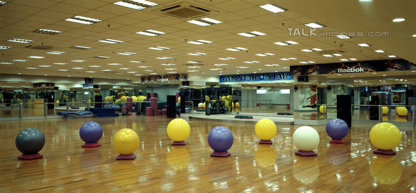 无人,健身房,横图,室内,白天,正面,锻炼,运动,照明,一排,许多,阴影,整齐,并列,并排,光线,影子,灯光,很多,顶灯,灯,排列,灯具,健身球,瑜伽球,有氧运动,照亮,照明设备,队列,平行,体育,彩图,健身,健身馆,szzm1