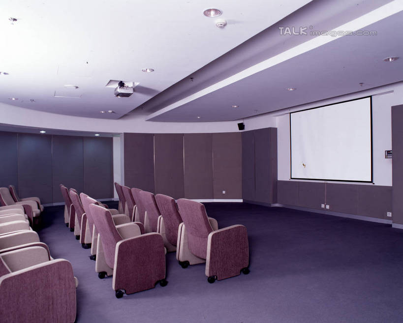 无人,会议室,横图,室内,白天,正面,显示器,天花板,椅子,一排,许多,阴影,开会,整齐,并列,并排,会议,反射,屏幕,影子,墙,走道,走廊,过道,很多,显示屏,墙壁,墙面,排列,会议厅,队列,平行,输出设备,彩图,szzm1