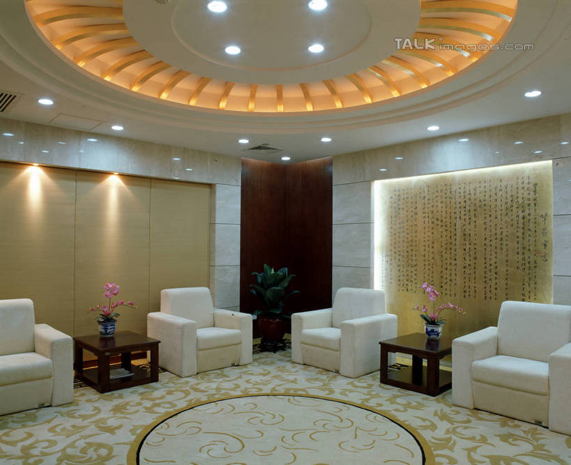 无人,会议室,横图,室内,白天,正面,植物,沙发,天花板,桌子,照明,阴影,开会,会议,光线,木制,盆栽,影子,墙,灯光,盆景,茶几,顶灯,墙壁,墙面,灯,绿色,自然,木制品,灯具,会议厅,生长,成长,照亮,照明设备,布艺沙发,彩图,szzm1