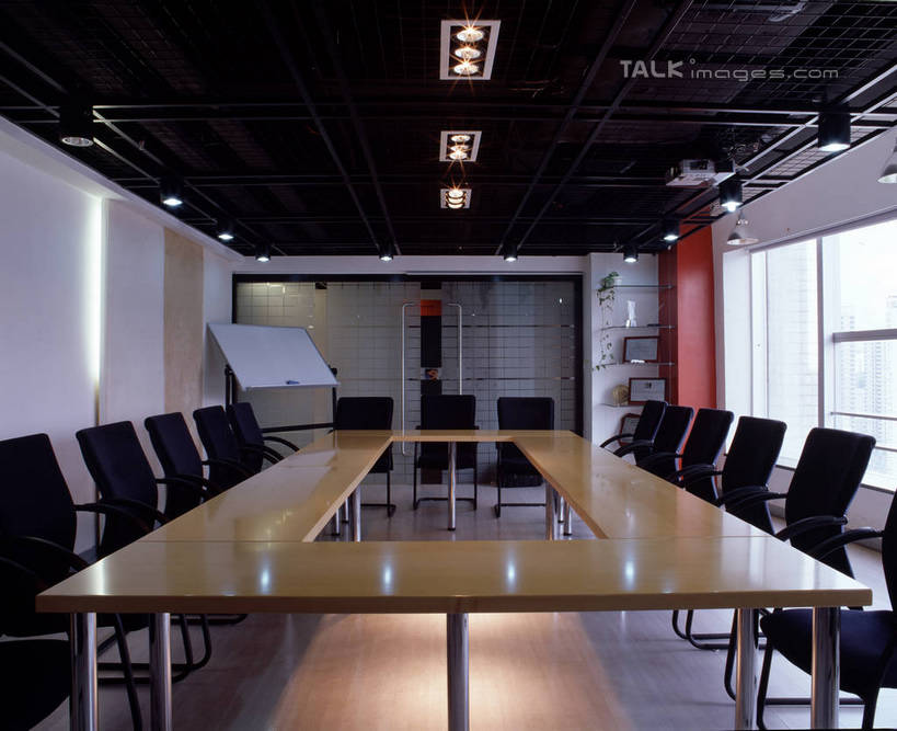 无人,办公室,会议室,横图,室内,白天,正面,窗户,家具,天花板,桌子,椅子,照明,一排,许多,阴影,开会,整齐,并列,并排,会议,光线,木制,影子,办公桌,墙,灯光,很多,顶灯,玻璃窗,墙壁,墙面,灯,排列,白板,会议椅,木制品,灯具,会议厅,办公椅,照亮,照明设备,队列,记录板,平行,记事板,办公家具,商务椅,培训椅,彩图,szzm1