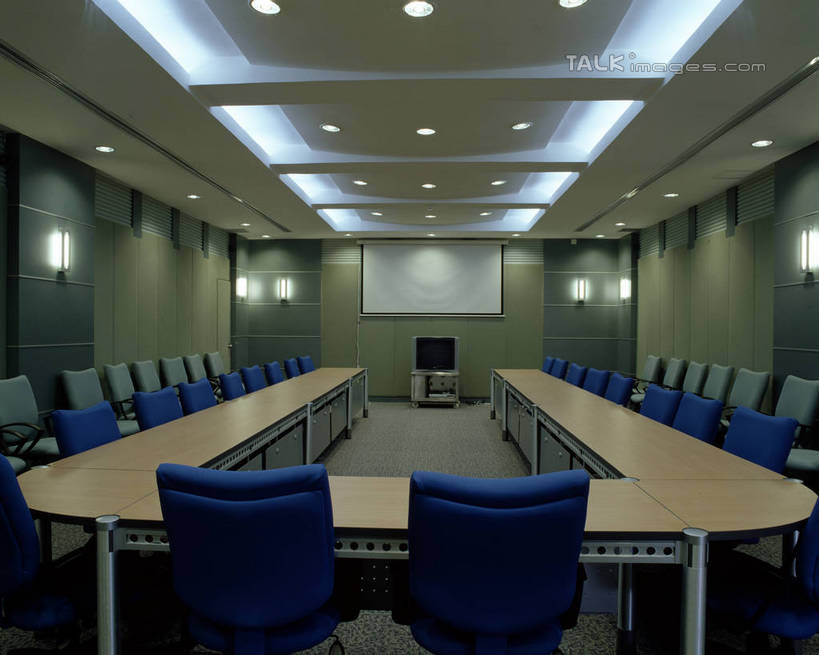 无人,办公室,会议室,横图,室内,白天,正面,窗户,家具,天花板,桌子,椅子,照明,一排,许多,阴影,开会,整齐,并列,并排,会议,光线,木制,影子,办公桌,墙,灯光,很多,顶灯,玻璃窗,墙壁,墙面,灯,排列,会议椅,木制品,灯具,会议厅,办公椅,照亮,照明设备,队列,平行,办公家具,商务椅,培训椅,彩图,szzm1