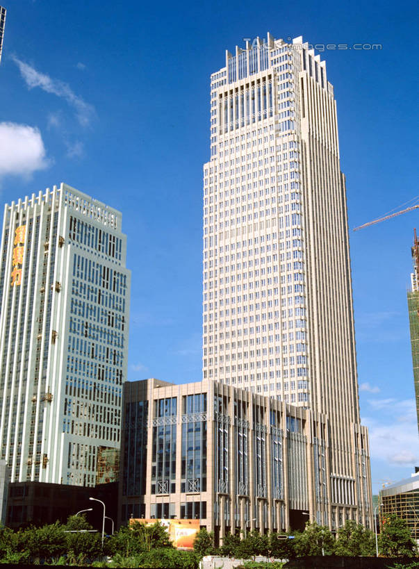 无人,高楼大厦,竖图,室外,白天,仰视,度假,美景,植物,城市风光,城市,大厦,建筑,摩天大楼,深圳,中国,亚洲,阴影,光线,影子,景观,云,云朵,建筑群,云彩,娱乐,建设,树,树木,蓝色,绿色,白云,蓝天,天空,阳光,自然,天,享受,休闲,景色,放松,生长,晴朗,成长,东亚,广东,鹏城,广东省,中华人民共和国,华南地区,粤,深圳市,晴空,彩图,低角度拍摄,大楼,高层建筑,高楼,摩天楼,szzm1