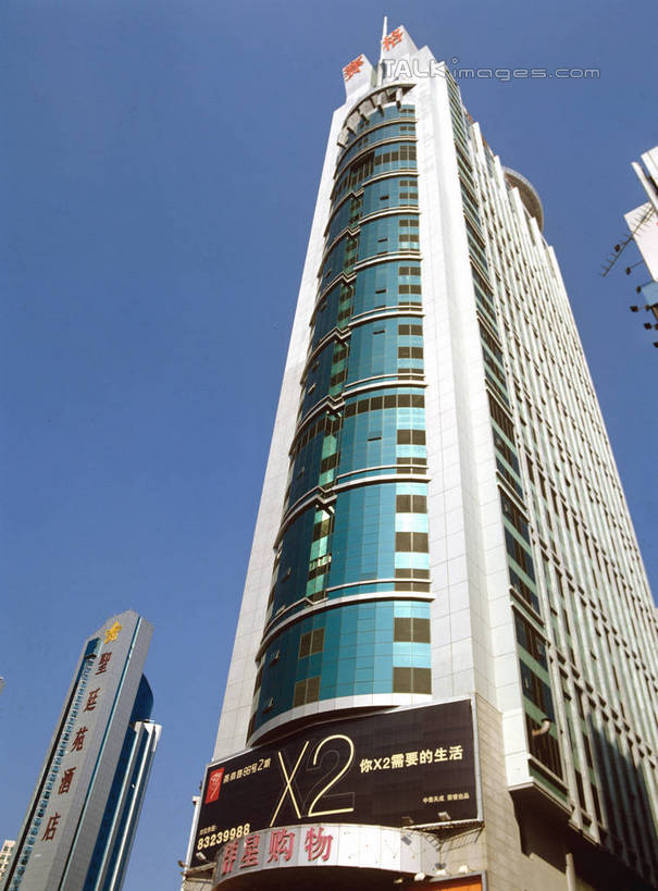 无人,高楼大厦,商店,竖图,室外,白天,仰视,购物,旅游,度假,消费,标志建筑,超市,大厦,地标,建筑,摩天大楼,商场,深圳,中国,亚洲,阴影,光线,影子,娱乐,建设,蓝色,蓝天,天空,阳光,天,享受,休闲,旅游胜地,放松,金融,百货,晴朗,选购,贸易,百货公司,东亚,广东,鹏城,广东省,万里无云,中华人民共和国,华南地区,粤,血拼,深圳市,晴空,晴空万里,彩图,低角度拍摄,大楼,高层建筑,高楼,购物商场,购物中心,摩天楼,商业中心,szzm1