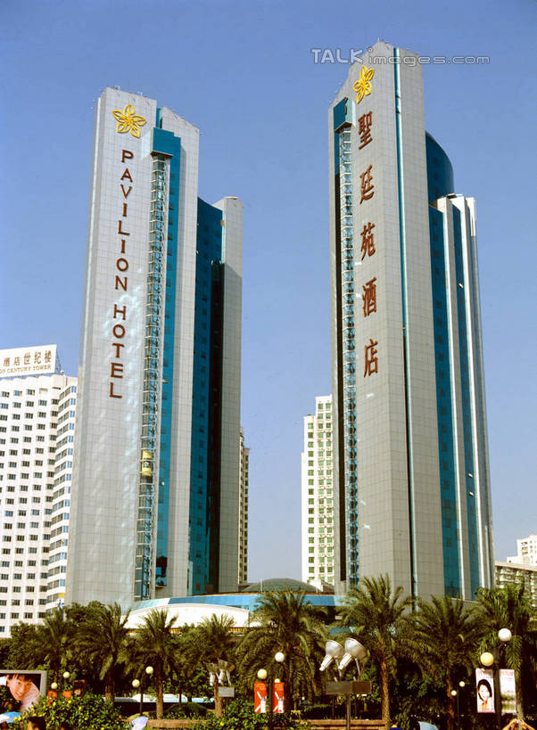 无人,宾馆,高楼大厦,竖图,室外,白天,仰视,旅游,度假,树林,植物,标志建筑,大厦,地标,建筑,酒店,摩天大楼,深圳,中国,亚洲,阴影,光线,影子,娱乐,建设,树,树木,蓝色,绿色,蓝天,天空,阳光,自然,天,享受,休闲,旅游胜地,放松,生长,晴朗,成长,旅社,东亚,广东,鹏城,广东省,万里无云,中华人民共和国,华南地区,粤,深圳市,福田区,晴空,晴空万里,彩图,低角度拍摄,大楼,高层建筑,高楼,客店,客栈,旅店,旅馆,摩天楼,商旅,深圳圣廷苑酒店,szzm1