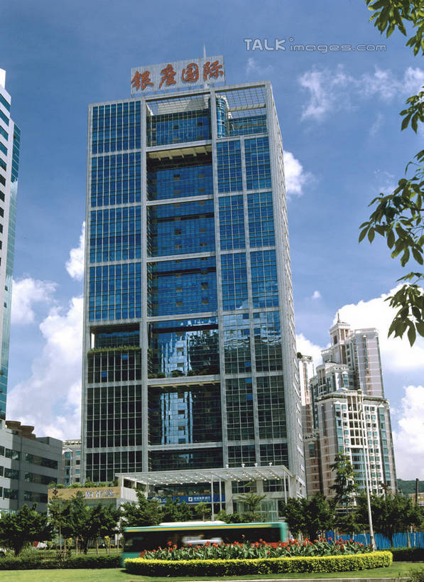 无人,高楼大厦,竖图,室外,白天,仰视,旅游,度假,办公楼,草地,草坪,树林,植物,窗户,落地窗,标志建筑,大厦,地标,建筑,摩天大楼,写字楼,深圳,中国,亚洲,阴影,光线,标志,文字,影子,字符,云,云朵,云彩,娱乐,标识,建设,玻璃窗,草,树,树木,蓝色,绿色,白云,蓝天,天空,阳光,自然,楼宇,天,享受,休闲,汉字,旅游胜地,商务楼,放松,生长,晴朗,成长,中文,玻璃幕墙,东亚,广东,鹏城,广东省,中华人民共和国,华南地区,粤,国文,华文,深圳市,福田区,晴空,彩图,低角度拍摄,大楼,高层建筑,高楼,摩天楼,银庄大厦,szzm1