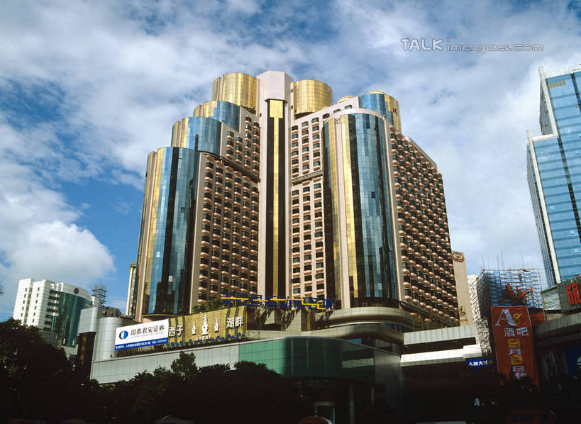 无人,高楼大厦,横图,室外,白天,仰视,旅游,度假,办公楼,植物,标志建筑,大厦,地标,建筑,摩天大楼,写字楼,深圳,中国,亚洲,阴影,光线,影子,云,云朵,云彩,娱乐,建设,树,树木,蓝色,绿色,白云,蓝天,天空,阳光,自然,楼宇,天,享受,休闲,旅游胜地,商务楼,放松,生长,晴朗,成长,东亚,广东,鹏城,广东省,中华人民共和国,华南地区,粤,深圳市,晴空,彩图,低角度拍摄,大楼,高层建筑,高楼,摩天楼,罗湖区,深圳天安国际大厦,szzm1