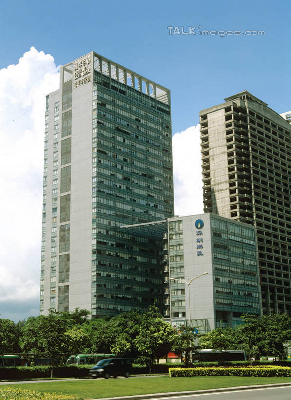 无人,高楼大厦,竖图,室外,白天,正面,办公楼,草地,草坪,树林,植物,大厦,道路,建筑,路,摩天大楼,写字楼,公路,深圳,中国,亚洲,阴影,光线,影子,云,云朵,交通,云彩,草,树,树木,蓝色,绿色,白云,蓝天,天空,阳光,自然,楼宇,天,商务楼,生长,晴朗,成长,东亚,广东,鹏城,广东省,中华人民共和国,华南地区,粤,深圳市,晴空,马路,彩图,大楼,高层建筑,高楼,摩天楼,szzm1