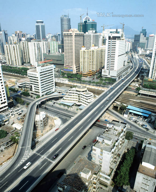 无人,高楼大厦,竖图,全景,俯视,室外,白天,度假,美景,天际线,植物,城市风光,标志建筑,城市,大桥,大厦,道路,地标,建筑,立交桥,路,摩天大楼,桥梁,公路,深圳,中国,亚洲,阴影,光线,影子,景观,云,云朵,高架,建筑群,桥,交通,云彩,娱乐,建设,树,树木,蓝色,绿色,白云,蓝天,天空,阳光,自然,天,享受,休闲,景色,放松,生长,晴朗,成长,高架桥,东亚,广东,鹏城,广东省,高架道路,跨线桥,中华人民共和国,华南地区,粤,深圳市,晴空,立体交叉桥,马路,彩图,高角度拍摄,大楼,高层建筑,高楼,摩天楼,枢纽立交,系统立交桥,szzm1