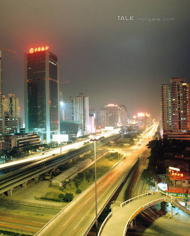无人,银行,高楼大厦,竖图,室外,夜晚,正面,度假,美景,植物,城市风光,标志建筑,城市,大桥,大厦,道路,地标,建筑,立交桥,路,路灯,摩天大楼,桥梁,夜景,公路,汽车,照明,深圳,中国,亚洲,阴影,朦胧,模糊,光线,影子,景观,高架,建筑群,桥,灯光,交通,娱乐,建设,车,灯,树,树木,绿色,自然,交通工具,轿车,享受,休闲,景色,放松,金融,理财,生长,经济,成长,照亮,资金,照明设备,载具,流通,高架桥,贸易,中国银行,东亚,广东,鹏城,广东省,高架道路,跨线桥,中华人民共和国,华南地区,粤,深圳市,立体交叉桥,马路,彩图,大楼,高层建筑,高楼,摩天楼,机构,金融机构,商业银行,枢纽立交,系统立交桥,szzm1