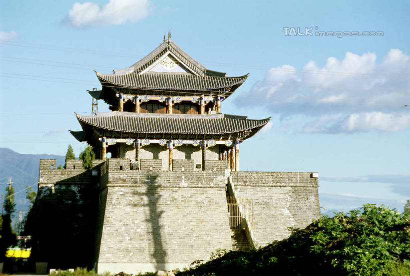 无人,横图,室外,白天,仰视,旅游,度假,名胜古迹,山,山脉,植物,标志建筑,地标,建筑,阴影,遗迹,光线,影子,墙,山峰,云,云朵,山峦,云彩,古迹,文物,娱乐,建设,城墙,古建筑,墙壁,墙面,树,树木,蓝色,绿色,白云,蓝天,天空,阳光,自然,群山,天,享受,休闲,旅游胜地,放松,城楼,生长,晴朗,成长,坚硬,防御,古文明,门楼,坚固,晴空,彩图,低角度拍摄,szzm1