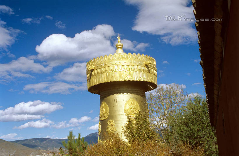 无人,横图,室外,白天,仰视,旅游,度假,名胜古迹,树林,植物,标志建筑,地标,建筑,雕塑,阴影,节日,遗迹,艺术,装饰,光线,雕刻,雕像,影子,云,云朵,云彩,古迹,文化,文物,娱乐,建设,古建筑,树,树木,蓝色,绿色,白云,蓝天,天空,阳光,自然,工艺品,天,祈祷,享受,休闲,健康,金色,旅游胜地,放松,许愿,宗教,佛教,信仰,生长,晴朗,成长,纪念,祈求,美术,主题,陈列,古文明,转经筒,转经轮,法轮,功能,美学,玛尼轮,释教,平安,晴空,彩图,低角度拍摄,经轮,玛尼解脱轮,祈祷轮,szzm1