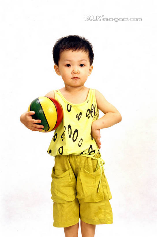 东方人,儿童,一个人,站,竖图,室内,白天,正面,游戏,纯洁,玩具,亚洲,仅一个男性,仅一个人,握,灰色背景,服装,背心,拿,玩,拿着,注视,黄种人,娱乐,手叉腰,一个,小孩,衣服,黄色,叉腰,观察,看,站着,仅一个小孩,休闲,橡胶,可爱,童年,童趣,益智,握着,摄影,服饰,皮球,影棚,单个,观看,活动,察看,双手叉腰,衣着,穿着,发泄,关注,消遣,智力,童真,橡胶制品,烂漫,无邪,宣泄,衣饰,空心球,天真,男孩,男人,男性,亚洲人,孩子,玩耍,嬉戏,站立,半身,彩图,影棚拍摄,拍摄,男生,szzm1