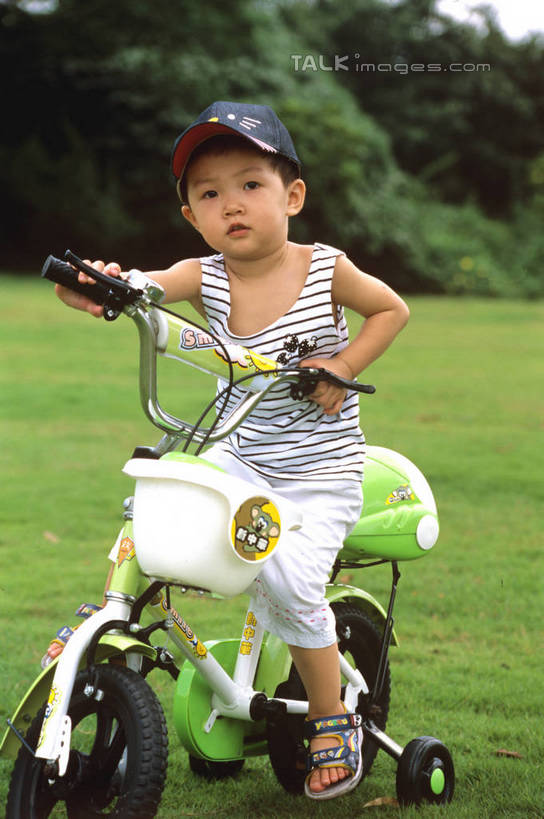 东方人,儿童,一个人,坐,竖图,室外,白天,正面,纯洁,草地,草坪,植物,自行车,帽子,亚洲,仅一个男性,仅一个人,握,服装,朦胧,模糊,背心,注视,黄种人,运动帽,车,脚踏车,草,树,树木,小孩,骑,衣服,绿色,自然,交通工具,观察,看,仅一个小孩,骑车,鸭舌帽,可爱,童年,童趣,握着,服饰,生长,成长,观看,察看,衣着,穿着,关注,载具,儿童车,童真,烂漫,无邪,衣饰,儿童自行车,天真,男孩,男人,男性,亚洲人,孩子,坐着,彩图,全身,男生,szzm1