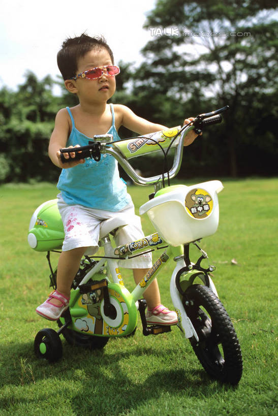 东方人,儿童,一个人,坐,竖图,室外,白天,正面,纯洁,草地,草坪,植物,自行车,亚洲,仅一个男性,仅一个人,握,服装,朦胧,模糊,背心,注视,黄种人,车,脚踏车,草,树,树木,小孩,骑,衣服,蓝色,绿色,蓝天,天空,自然,交通工具,天,观察,看,仅一个小孩,骑车,可爱,童年,童趣,握着,服饰,生长,晴朗,成长,观看,察看,衣着,穿着,关注,载具,儿童车,童真,烂漫,无邪,万里无云,衣饰,儿童自行车,天真,男孩,男人,男性,亚洲人,孩子,晴空,晴空万里,坐着,彩图,全身,男生,szzm1