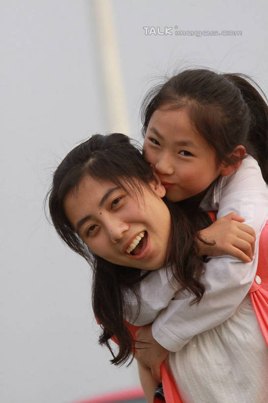 东方人,儿童,背,两个人,家庭,母亲,女儿,站,笑,吻,微笑,露齿笑,竖图,室外,白天,正面,纯洁,亚洲,服装,朦胧,模糊,休闲装,黄种人,小孩,衣服,红色,白色,黑色,天空,天,背着,站着,休闲,温暖,温馨,母女,一家人,休闲服,可爱,母爱,童年,童趣,服饰,和睦,童真,烂漫,无邪,背负,天真,年轻女性,女孩,女人,女性,亚洲人,孩子,年轻人,长发,亲,亲吻,站立,半身,彩图,融洽,女生,tascy1