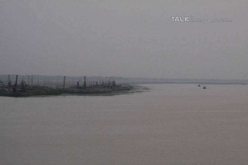 无人,横图,俯视,室外,白天,旅游,度假,河流,美景,山,山脉,水,船,一艘,朦胧,模糊,河水,景观,山峰,水流,辽阔,木船,地面,山峦,娱乐,倒影,自然,交通工具,群山,驾驶,行驶,享受,休闲,广阔,景色,放松,一望无际,操纵,波光粼粼,控制,倒映,舟,自然风光,载具,延伸,操控,天地相交,把持,无边无际,一马平川,反照,彩图,高角度拍摄,tascy1