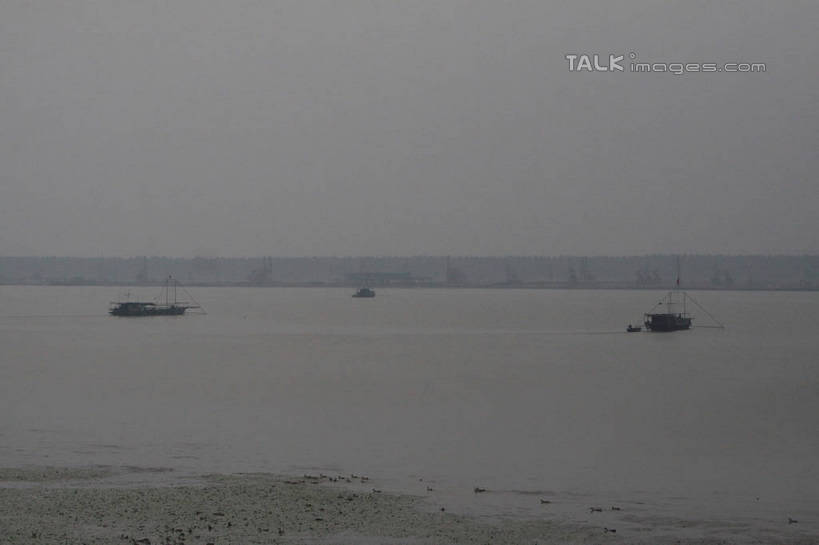 无人,横图,俯视,室外,白天,旅游,度假,河流,美景,山,山脉,水,船,河水,景观,山峰,水流,辽阔,木船,地面,山峦,两艘,娱乐,倒影,自然,交通工具,群山,驾驶,行驶,享受,休闲,广阔,景色,放松,一望无际,操纵,波光粼粼,控制,倒映,舟,自然风光,载具,延伸,操控,天地相交,把持,无边无际,一马平川,反照,彩图,高角度拍摄,tascy1