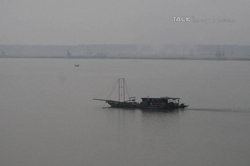 无人,横图,俯视,室外,白天,旅游,度假,河流,美景,山,山脉,水,船,一艘,阴影,光线,影子,河水,景观,山峰,水流,辽阔,木船,地面,山峦,娱乐,倒影,天空,阳光,自然,交通工具,群山,天,驾驶,行驶,享受,休闲,广阔,景色,放松,一望无际,操纵,波光粼粼,控制,倒映,舟,自然风光,载具,延伸,操控,天地相交,把持,无边无际,一马平川,反照,彩图,高角度拍摄,tascy1