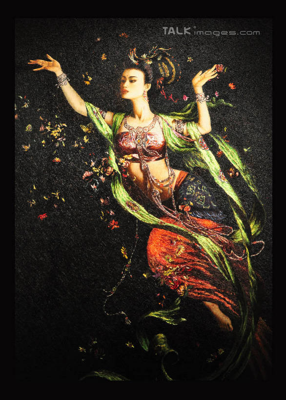 东方人,一个人,无人,举,伸展双臂,竖图,室内,特写,白天,正面,民族服装,绘画,静物,项链,亚洲,仅一个年轻女性,仅一个女性,仅一个人,许多,服装,艺术,装饰,盛开,飘扬,丝绸,丝带,墙,缎带,古典,花蕾,黄种人,文化,传统,壁画,墙壁,墙面,绸带,装饰品,花,花瓣,花朵,鲜花,衣服,绿色,饰品,手链,首饰,花苞,花蕊,托,飞天,服饰,飘逸,华丽,修饰,仙女,古装,点缀,飞扬,衬托,美观,雅致,雅观,韵味,年轻女性,女人,女性,亚洲人,屈膝,敞开双臂,画画,举起,举手,举着,伸开双臂,向上举,向上伸,向上托,展开双肩,张开手臂,张开双臂,半身,彩图,传统服装,民俗服,yzdzj1