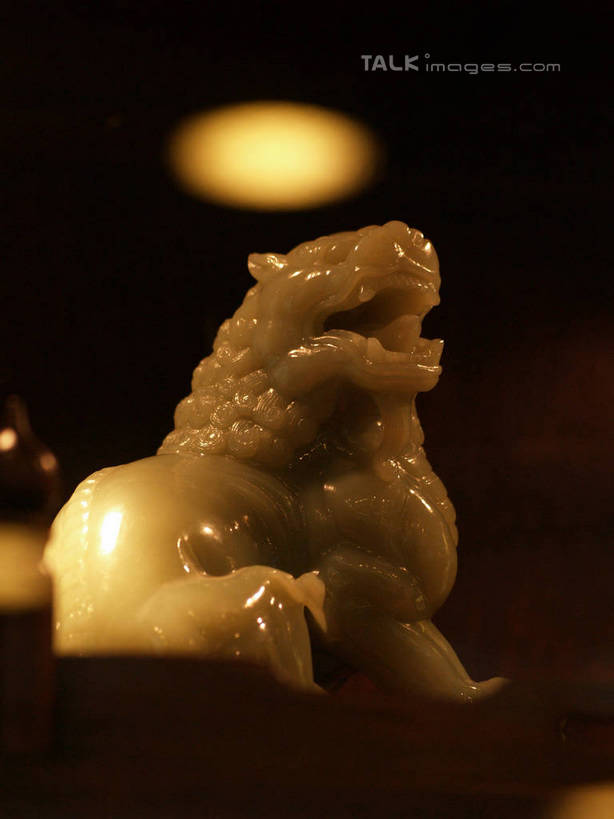 无人,竖图,室内,特写,白天,正面,哺乳动物,野生动物,狮子,静物,玉,雕塑,中国,亚洲,阴影,花纹,朦胧,模糊,艺术,装饰,光线,雕刻,雕像,图案,影子,灯光,江苏,一个,一只,动物,工艺品,张嘴,奢侈品,玉雕,单个,纪念,玉器,美术,贵重,珍贵,主题,凶猛,陈列,张大嘴巴,玉石,东亚,江苏省,扬州,中华人民共和国,华东地区,苏,功能,美学,扬州市,宝贵,扬州玉雕,残暴,凶残,张开嘴,彩图,全身,yzdzj1