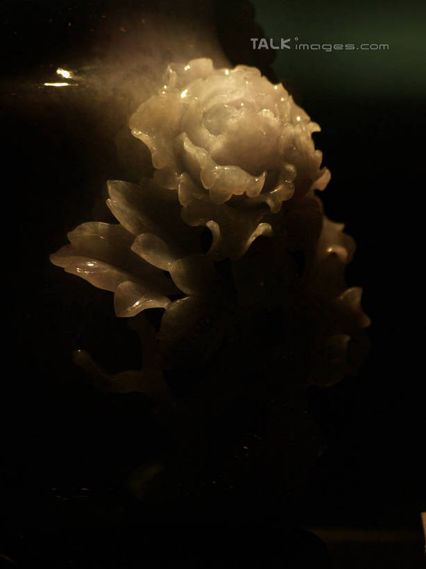 无人,竖图,室内,特写,白天,正面,牡丹花,静物,叶子,玉,雕塑,中国,亚洲,阴影,朦胧,模糊,艺术,装饰,盛开,光线,雕刻,雕像,影子,灯光,绿叶,花蕾,江苏,花,花瓣,花朵,鲜花,一朵,工艺品,花苞,花蕊,嫩叶,奢侈品,玉雕,纪念,玉器,美术,贵重,珍贵,富贵,主题,陈列,玉石,东亚,江苏省,扬州,中华人民共和国,华东地区,苏,鼠姑,鹿韭,白茸,百雨金,功能,美学,扬州市,浓情,圆满,宝贵,扬州玉雕,富贵花,洛阳花,牡丹,木芍药,芍药,叶,叶片,彩图,yzdzj1