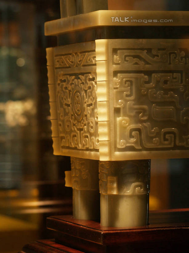 无人,竖图,室内,特写,白天,正面,静物,玉,雕塑,中国,亚洲,阴影,花纹,朦胧,模糊,艺术,装饰,光线,木制,雕刻,雕像,图案,影子,灯光,江苏,排列,一个,木制品,工艺品,奢侈品,玉雕,单个,纪念,鼎,支撑,玉器,美术,贵重,珍贵,队列,主题,底座,陈列,玉石,东亚,江苏省,扬州,中华人民共和国,华东地区,苏,功能,美学,扬州市,宝贵,扬州玉雕,彩图,yzdzj1