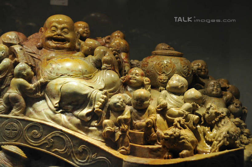 儿童,老年人,无人,家庭,祖父,站,坐,笑,大笑,横图,室内,特写,白天,正面,兴奋,纯洁,龟,静物,雕塑,中国,亚洲,阴影,花纹,艺术,装饰,光线,雕刻,雕像,罐子,图案,影子,灯光,许多人,石雕,一只,小孩,工艺品,站着,张嘴,一群人,健康,温暖,温馨,一家人,赤脚,可爱,童年,童趣,爷爷,纪念,祖孙,美术,寿桃,和睦,主题,坚定,陈列,张大嘴巴,童真,福建,东亚,烂漫,无邪,外公,外祖父,外孙,福建省,中华人民共和国,华东地区,省会,外孙子,功能,美学,哈哈大笑,长寿,乌龟,闽,福州,福州市,寿山,聚宝盆,寿山石,寿山石雕,天真,老年男性,男孩,男人,男性,孩子,孙子,张开嘴,站立,坐着,彩图,全身,高兴,狂笑,融洽,男生,yzdzj1