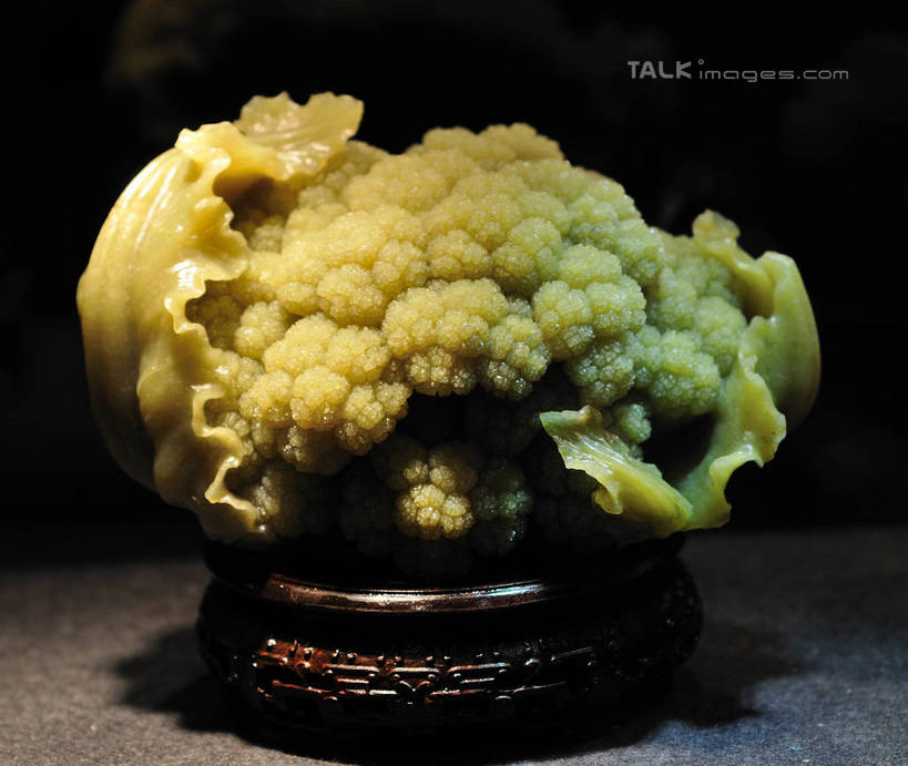 无人,横图,室内,特写,白天,正面,桌面,蔬菜,静物,叶子,雕塑,中国,亚洲,一棵,阴影,花纹,新鲜,艺术,装饰,光线,木制,雕刻,雕像,图案,影子,灯光,花菜,花椰菜,西兰花,食品,绿叶,石雕,食物,一个,木制品,工艺品,嫩叶,有机食品,绿色食品,单个,纪念,美术,主题,底座,陈列,福建,东亚,福建省,中华人民共和国,华东地区,省会,功能,美学,闽,福州,福州市,寿山,寿山石,寿山石雕,叶,叶片,彩图,yzdzj1