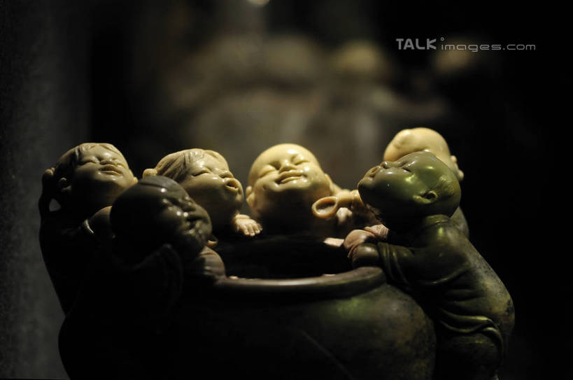 东方人,儿童,无人,站,闭眼,横图,室内,特写,白天,正面,纯洁,静物,雕塑,中国,亚洲,五个人,喝水,阴影,朦胧,模糊,艺术,装饰,光线,雕刻,雕像,影子,水缸,灯光,许多人,黄种人,石雕,一个,小孩,容器,工艺品,扶,站着,一群人,可爱,童年,童趣,单个,纪念,储藏,美术,缸,扶着,储存,主题,陈列,童真,福建,东亚,烂漫,无邪,福建省,中华人民共和国,华东地区,省会,功能,美学,闽,福州,福州市,寿山,寿山石,寿山石雕,天真,男孩,男人,男性,女孩,女人,女性,亚洲人,闭眼睛,闭着眼,闭着眼睛,抬头,仰头,站立,彩图,全身,贮存,男生,女生,yzdzj1