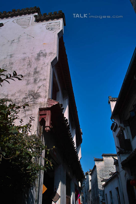 无人,家,竖图,室外,白天,仰视,旅游,度假,黄山,名胜古迹,植物,标志建筑,地标,建筑,照明,西递,中国,亚洲,阴影,遗迹,光线,灯笼,影子,纸灯笼,房屋,墙,屋子,建筑群,古迹,文物,娱乐,建设,古建筑,楼房,墙壁,墙面,住宅,树,树木,红色,蓝色,绿色,灰色,蓝天,天空,阳光,自然,灯具,天,享受,休闲,旅游胜地,放松,生长,晴朗,成长,照亮,照明设备,古文明,东亚,安徽,安徽省,黄山市,黟县,万里无云,中华人民共和国,华东地区,皖,西递村,晴空,晴空万里,彩图,低角度拍摄,房子,yzdzj1