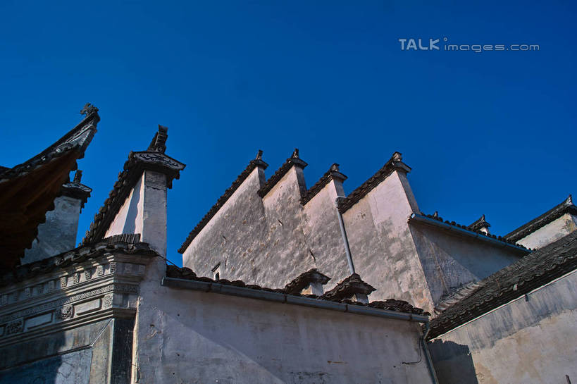 无人,家,横图,室外,白天,仰视,旅游,度假,黄山,名胜古迹,标志建筑,地标,建筑,雕塑,西递,中国,亚洲,阴影,遗迹,艺术,装饰,光线,雕刻,雕像,瓦片,影子,房屋,墙,屋檐,屋子,建筑群,古迹,文物,娱乐,建设,古建筑,楼房,檐,墙壁,墙面,住宅,蓝色,灰色,蓝天,天空,阳光,工艺品,天,享受,休闲,旅游胜地,放松,晴朗,纪念,美术,主题,陈列,古文明,东亚,安徽,安徽省,黄山市,黟县,万里无云,中华人民共和国,华东地区,功能,美学,皖,西递村,晴空,晴空万里,彩图,低角度拍摄,房子,yzdzj1