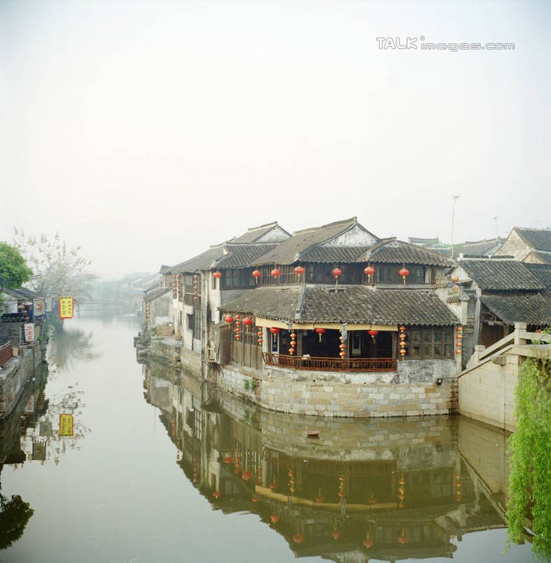 无人,家,竖图,俯视,室外,白天,旅游,度假,河流,美景,水,植物,中国,亚洲,许多,悬挂,阴影,光线,灯笼,影子,房屋,屋子,河水,景观,水流,娱乐,浙江,民居,住宅,树,树木,浙江省,红色,蓝色,绿色,倒影,蓝天,天空,阳光,自然,天,享受,休闲,景色,放松,水乡,生长,成长,自然风光,东亚,西塘,中华人民共和国,华东地区,浙,嘉善,嘉善县,彩图,高角度拍摄,房子,yzdzj1