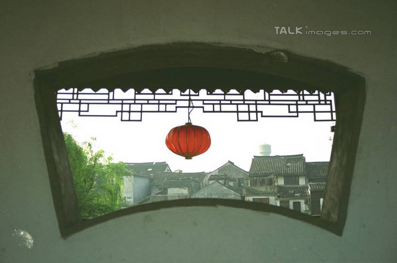 无人,家,横图,室外,白天,正面,旅游,度假,美景,植物,窗户,中国,亚洲,许多,悬挂,阴影,光线,灯笼,影子,房屋,墙,屋子,景观,娱乐,浙江,民居,墙壁,墙面,住宅,树,树木,浙江省,红色,蓝色,绿色,蓝天,天空,阳光,自然,天,享受,休闲,景色,放松,水乡,生长,成长,自然风光,东亚,西塘,中华人民共和国,华东地区,浙,漏窗,花墙头,花墙洞,漏花窗,嘉善,嘉善县,彩图,房子,yzdzj1
