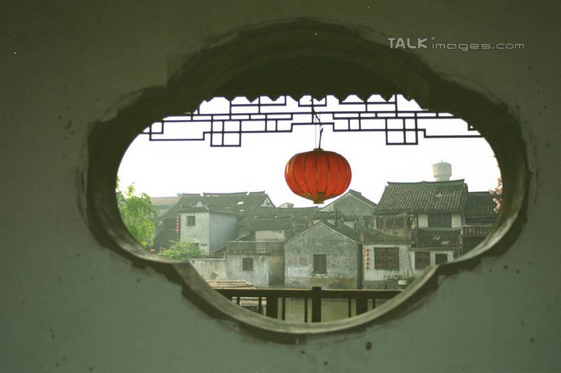 无人,家,横图,室外,白天,正面,旅游,度假,美景,植物,窗户,中国,亚洲,许多,悬挂,阴影,光线,灯笼,影子,房屋,墙,屋子,景观,娱乐,浙江,民居,墙壁,墙面,住宅,树,树木,浙江省,红色,蓝色,绿色,蓝天,天空,阳光,自然,天,享受,休闲,景色,放松,水乡,生长,成长,自然风光,东亚,西塘,中华人民共和国,华东地区,浙,漏窗,花墙头,花墙洞,漏花窗,嘉善,嘉善县,彩图,房子,yzdzj1