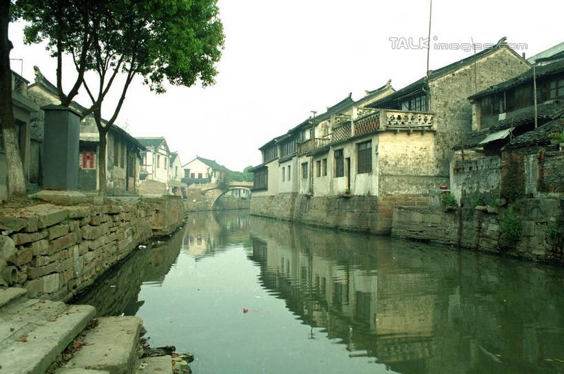 无人,家,横图,室外,白天,正面,旅游,度假,河流,美景,水,植物,中国,亚洲,许多,阴影,光线,影子,房屋,阶梯,屋子,河水,景观,水流,娱乐,江苏,苏州,民居,台阶,住宅,树,树木,古镇,蓝色,绿色,倒影,蓝天,天空,阳光,自然,天,享受,休闲,石阶,景色,放松,水乡,生长,成长,自然风光,东亚,江苏省,苏州市,中华人民共和国,华东地区,苏,甪直,甪直古镇,桥都,神州水乡第一镇,彩图,房子,yzdzj1