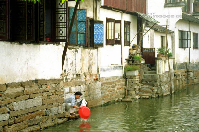 东方人,一个人,家,蹲,横图,室外,白天,侧面,旅游,度假,河流,美景,水,植物,周庄,中国,亚洲,仅一个女性,仅一个人,许多,握,阴影,光线,盆,影子,塑料,房屋,屋子,河水,景观,水流,拿,拿着,黄种人,娱乐,江苏,苏州,洗衣,民居,住宅,树,树木,一个,洗衣服,红色,蓝色,绿色,倒影,蓝天,天空,阳光,自然,塑料制品,天,仅一个中年女性,享受,休闲,景色,放松,握着,水乡,生长,单个,成长,自然风光,东亚,江苏省,苏州市,昆山,昆山市,中华人民共和国,华东地区,苏,中国第一水乡,女人,女性,中年女性,亚洲人,蹲着,彩图,全身,房子,yzdzj1