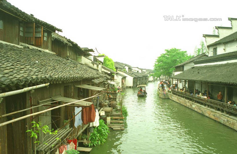 无人,家,横图,俯视,室外,白天,旅游,度假,河流,美景,水,植物,中国,亚洲,许多,阴影,光线,影子,房屋,阶梯,屋子,河水,景观,水流,娱乐,浙江,民居,台阶,住宅,树,树木,浙江省,蓝色,绿色,蓝天,天空,阳光,自然,天,享受,休闲,石阶,景色,放松,水乡,生长,成长,自然风光,东亚,乌镇,中华人民共和国,华东地区,浙,嘉兴,嘉兴市,桐乡市,彩图,高角度拍摄,房子,yzdzj1