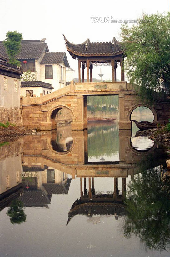 无人,家,竖图,室外,白天,正面,旅游,度假,河流,石头,美景,水,植物,中国,亚洲,许多,阴影,光线,石子,影子,房屋,亭子,屋子,河水,景观,水流,桥,娱乐,江苏,石桥,苏州,民居,拱桥,住宅,栈桥,树,树木,蓝色,绿色,倒影,蓝天,天空,阳光,自然,凉亭,天,享受,休闲,景色,放松,水乡,拱形,生长,成长,人行桥,石拱桥,自然风光,东亚,江苏省,苏州市,中华人民共和国,华东地区,苏,木渎,木渎古镇,木渎镇,石块,彩图,房子,yzdzj1