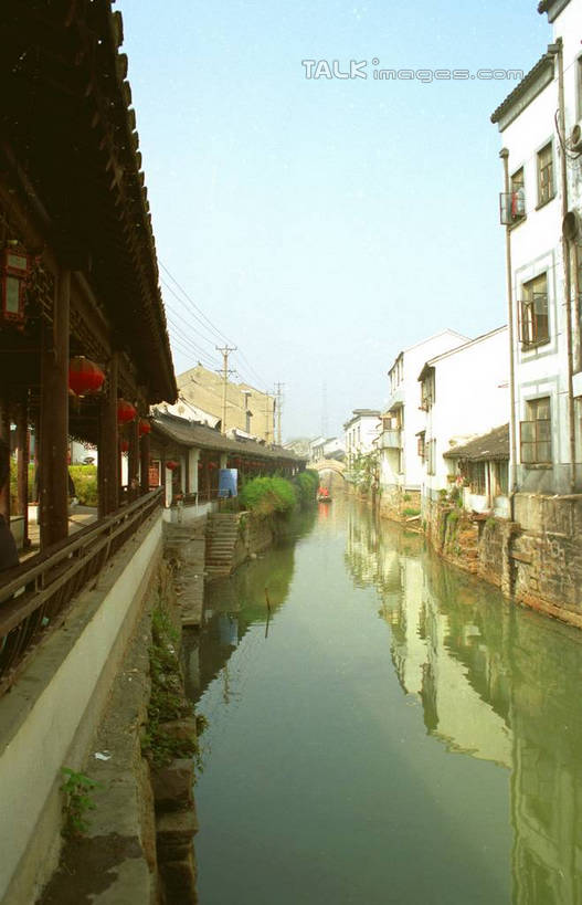 无人,家,栏杆,竖图,室外,白天,正面,旅游,度假,河流,美景,水,植物,中国,亚洲,许多,阴影,光线,影子,房屋,屋子,河水,景观,水流,围栏,娱乐,江苏,苏州,护栏,民居,住宅,树,树木,蓝色,绿色,倒影,蓝天,天空,阳光,自然,天,享受,休闲,景色,放松,水乡,生长,成长,自然风光,东亚,江苏省,苏州市,中华人民共和国,华东地区,苏,木渎,木渎古镇,木渎镇,彩图,房子,yzdzj1