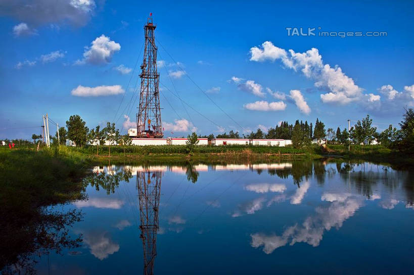 无人,横图,室外,白天,正面,草地,草坪,湖,湖泊,树林,水,植物,中国,亚洲,一座,阴影,反射,光线,影子,湖面,水流,水面,云,云朵,云彩,江苏,草,树,树木,蓝色,绿色,白云,倒影,蓝天,天空,阳光,自然,湖水,天,生长,成长,钢架,油田,东亚,江苏省,中华人民共和国,华东地区,苏,江苏油田,钻塔,彩图,yzdzj1