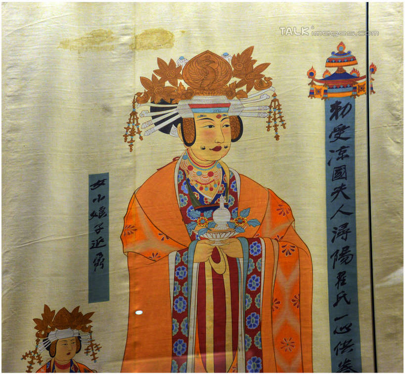 东方人,无人,两个人,站,捧,横图,室内,特写,白天,正面,民族服装,绘画,静物,餐具,项链,亚洲,服装,艺术,装饰,盛开,标志,碟子,盘,头饰,文字,字符,古典,花蕾,注视,黄种人,文化,标识,发簪,传统,装饰品,花,花瓣,花朵,鲜花,衣服,盘子,发饰,饰品,首饰,工艺品,碟,花苞,花蕊,观察,看,品味,站着,汉字,服饰,观看,华丽,修饰,古装,美术,点缀,察看,女仆,高雅,关注,中文,国画,水墨画,配饰,美学,衬托,美观,雅致,雅观,簪子,国文,华文,韵味,水墨,年轻女性,女人,女性,中年女性,亚洲人,端,端着,捧着,手捧,站立,半身,彩图,传统服装,民俗服,侍女,yzdzj1