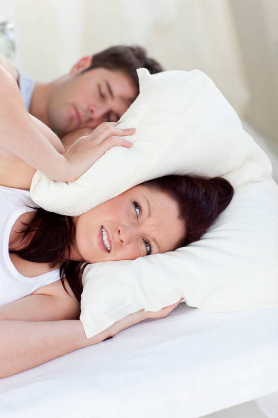 西方人,两个人,家庭,夫妻,躺,闭眼,睡,竖图,俯视,室内,白天,爱情,床,靠垫,卧室,欧洲,欧洲人,阴影,睡衣,服装,反射,影子,双人床,床单,靠枕,浪漫,注视,被子,衣服,垫子,枕头,观察,看,温暖,温馨,一家人,恩爱,遮,遮掩,恋人,服饰,观看,和睦,察看,掩盖,被单,遮挡,衣着,穿着,关注,家居服,遮盖,掩饰,寝衣,衣饰,卧着,男人,男性,年轻男性,年轻女性,女人,女性,白种人,年轻人,夫妇,情侣,闭眼睛,闭着眼,闭着眼睛,困,困觉,寝息,睡觉,躺着,卧,半身,彩图,高角度拍摄,睡房,卧房,打呼噜,伴侣,融洽