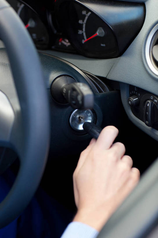 西方人,手,一个人,竖图,俯视,室内,特写,白天,安全,机器,仪器,汽车,欧洲,欧洲人,仅一个男性,仅一个人,一辆,握,阴影,反射,影子,防护,钥匙,设备,车,仅一个年轻男性,方向盘,交通工具,轿车,驾驶,行驶,手部,握着,保护,单手,控制,开启,封闭,载具,保险,私密,车钥匙,保全,周全,安稳,安定,防盗,汽车钥匙,平安,男人,男性,年轻男性,白种人,半身,彩图,高角度拍摄