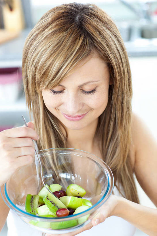 西方人,一个人,站,竖图,俯视,室内,白天,烹饪,西餐,餐桌,厨房,柜子,桌子,餐具,水果,玻璃,欧洲,欧洲人,仅一个年轻女性,仅一个女性,仅一个人,一堆,许多,握,阴影,堆叠,堆积,服装,朦胧,模糊,新鲜,反射,背心,材料,叉子,档案,刀叉,刀子,文件,影子,纸,调料,酱料,酱汁,生食,佐料,沙拉,料理,食品,果实,调味品,很多,拿,调味料,拿着,注视,色拉,酱,沙拉酱,沙律,水果沙拉,菜肴,美食,玻璃制品,食物,一个,衣服,灰色,容器,手稿,资料,碗,低头,观察,看,站着,西式,握着,服饰,佳肴,有机食品,绿色食品,单个,餐台,观看,色拉酱,储藏,堆,证明,察看,衣着,储存,穿着,关注,文档,餐刀,档案柜,餐叉,垂头,衣饰,储备,蕴藏,贮备,年轻女性,女人,女性,白种人,进餐用具,站立,半身,彩图,高角度拍摄,灶间,贮存