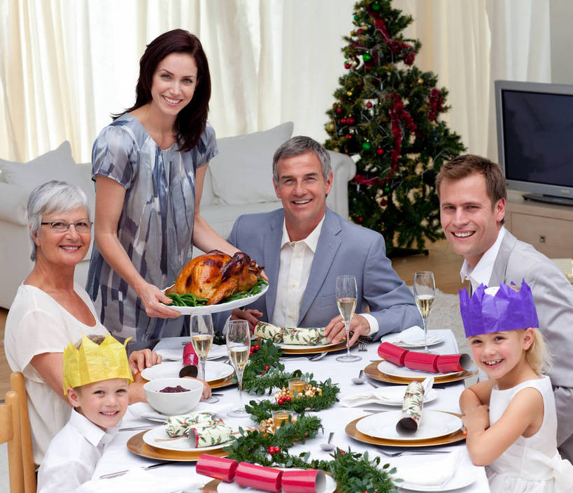 西方人,儿童,中年人,老年人,夫妻,母亲,父亲,女儿,祖母,祖父,三代同堂,客厅,站,坐,捧,笑,微笑,露齿笑,横图,室内,白天,正面,裙子,西装,爱情,烹饪,西餐,纯洁,植物,餐桌,窗户,窗帘,靠垫,沙发,桌面,桌子,鸡,蔬菜,餐具,皇冠,照明,欧洲,圣诞节,欧洲人,撑,连衣裙,套装,服装,正装,节日,庆祝,新鲜,装饰,环绕,缠绕,布料,彩灯,碟子,挂饰,盘,灯光,鸡肉,肉,生食,蔬菜沙拉,沙拉,料理,食品,圣诞树,靠枕,圣诞球,火鸡,烤火鸡,许多人,浪漫,布纹,托腮,注视,休闲装,职业装,文化,色拉,祖孙三代,沙律,菜肴,美食,肉类,玻璃窗,灯,球,桌布,树,树木,食物,小孩,衣服,绿色,自然,帘子,盘子,餐巾,灯具,垫子,碟,台布,枕头,观察,看,托,站着,一群人,庆典,休闲,球体,温暖,温馨,父女,母女,休闲服,遮阳,恩爱,父爱,可爱,母爱,童年,童趣,西式,恋人,服饰,花灯,佳肴,有机食品,绿色食品,生长,奶奶,爷爷,成长,餐台,观看,纪念,祖孙,色拉酱,华丽,修饰,照亮,点缀,和睦,权威,察看,起居室,照明设备,高贵,关注,托下巴,千岛酱,纠缠,肉食,布艺沙发,童真,烂漫,无邪,外婆,外孙女,外祖母,外公,外祖父,外孙,外孙子,衬托,美观,雅致,雅观,权力,统治,七面鸟,吐绶鸡,客堂,单手托腮,天真,老年男性,老年女性,男孩,男人,男性,女孩,女人,女性,中年男性,中年女性,白种人,孩子,夫妇,情侣,全家福,孙女,孙子,王冠,餐桌布,端,端着,捧着,手捧,站立,坐着,半身,彩图,伴侣,融洽,男生,女生,爸爸,多代同堂,妈妈