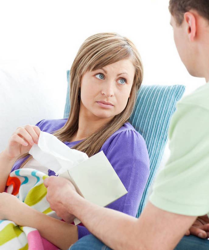 西方人,两个人,家庭,夫妻,客厅,坐,竖图,室内,白天,正面,爱情,靠垫,沙发,生活用品,纺织品,欧洲,欧洲人,握,服装,装饰,毛毯,毯子,纸,纸盒,靠枕,浪漫,拿,拿着,扭头,注视,休闲装,纸巾盒,盒子,纺织,衣服,包装盒,容器,垫子,枕头,纸巾,日用品,观察,看,转头,休闲,温暖,温馨,一家人,休闲服,恩爱,握着,恋人,服饰,卫生纸,观看,储藏,华丽,修饰,点缀,和睦,察看,起居室,储存,关注,布艺沙发,衬托,美观,雅致,雅观,客堂,生活用纸,男人,男性,年轻男性,年轻女性,女人,女性,白种人,年轻人,夫妇,情侣,坐着,半身,彩图,伴侣,融洽,贮存